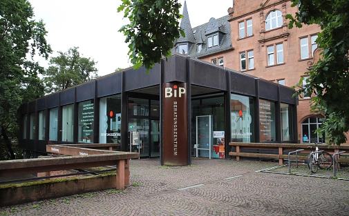Zu sehen ist das Beratungszentrum mit integriertem Pflegestützpunkt am Grün.