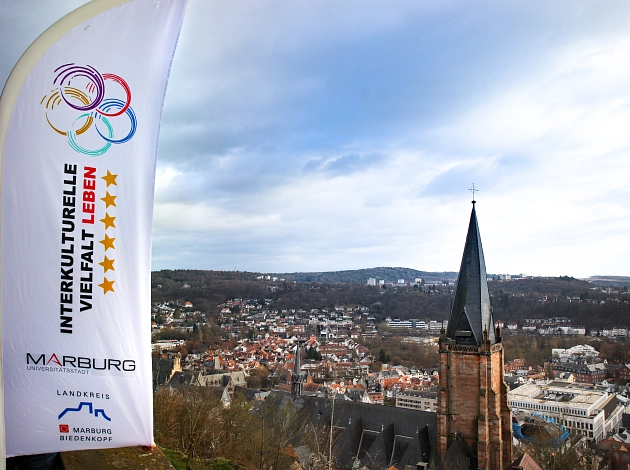 Bis zum 31. Mail können sich Unternehmen, freie Träger und Organisationen aus dem Landkreis Marburg-Biedenkopf um das Gütesiegel „Interkulturelle Vielfalt LEBEN“ bewerben.