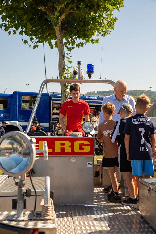 Das Bild zeigt Rettungsboote der DLRG.