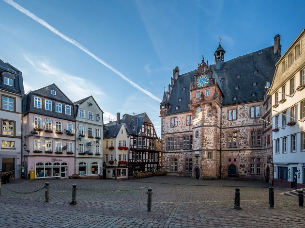 Auf dem Kopfsteinpflaster der Marburger Oberstadt ragen das Rathaus und der Marktplatz.