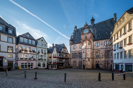 Auf dem Kopfsteinpflaster der Marburger Oberstadt ragen das Rathaus und der Marktplatz. © Universitätsstadt Marburg