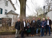 Gemeinsam mit einem der Grundstückseigentümer und weiteren Beteiligten machten sich Bürgermeister Dr. Franz Kahle (2. v. l.) und Gerd Schüssler (l.) vom Fachdienst Stadtgrün, Klima- und Naturschutz ein Bild von dem erkrankten Baum vor Ort.