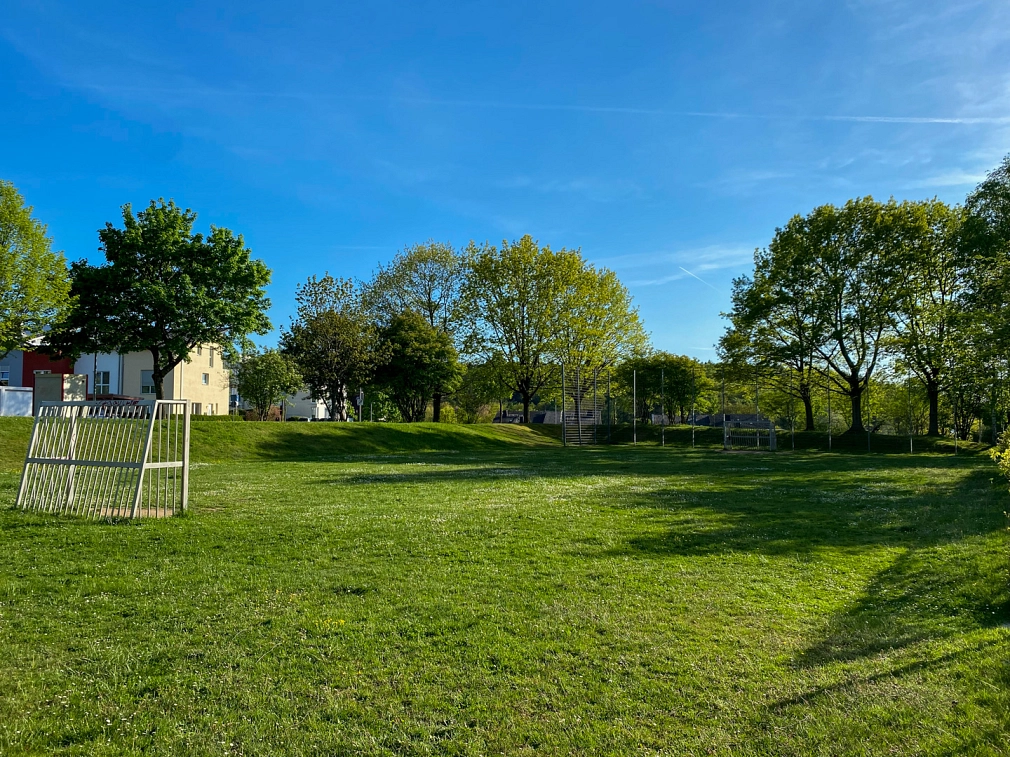 Bolzplatz in Cappel: Wiese mit zwei Toren aus Metall&nbsp;&copy;&nbsp;Simone Batz, Stadt Marburg