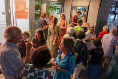 Beim Sommerfest am Oberstadtbüro feierten mehr als hundert Besucher*innen mit, die sich austauschten, informierten und kennenlernten. © Beatrix Achinger, i.A.d. Stadt Marburg