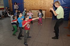 Box-Trainer Ronald Leinbach macht es vor, die Kinder sind mit Begeisterung dabei und lernen neben sportlicher Technik auch Sozialverhalten. © Heiko Krause, Stadt Marburg