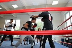 Ronald Leinbach, Trainer im Boxclub Marburg, bereit die Jugendlichen auf ihre Wettkämpfe vor. © Stefanie Ingwersen, Stadt Marburg
