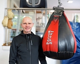 Der neue hauptamtliche Mitarbeiter, Patrick Karger, startet als Trainer im Boxclub Marburg in das Projekt. © Stefanie Ingwersen, Stadt Marburg
