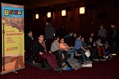 Einige Jungen sammeln sich im Kino Capitol neben dem Boys' Day RollUp zu einem Gruppenfoto, andere Jungen sind noch nicht im Saal.