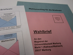 Briefwahlunterlagen, Umschläge für die Briefwahl sowie ein Informationsschreiben "Wegweiser für die Briefwahl" © Universitätsstadt Marburg