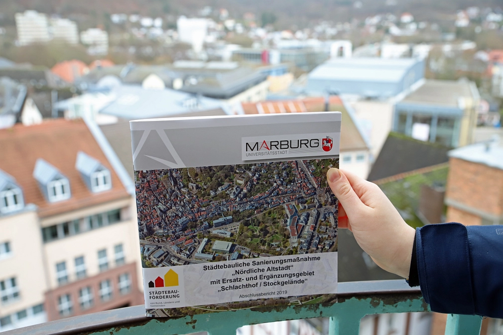 Die Broschüre dokumentiert anhand zahlreicher Fotografien und kurzen Erläuterungstexten, wie sich das Stadtbild ab 1986 im Laufe der Zeit in dem Sanierungsgebiet „Nördliche Altstadt“ mit Ersatz- und Ergänzungsgebiet „Schlachthof / Stockgelände“ gewandelt&nbsp;&copy;&nbsp;Simone Schwalm, Stadt Marburg