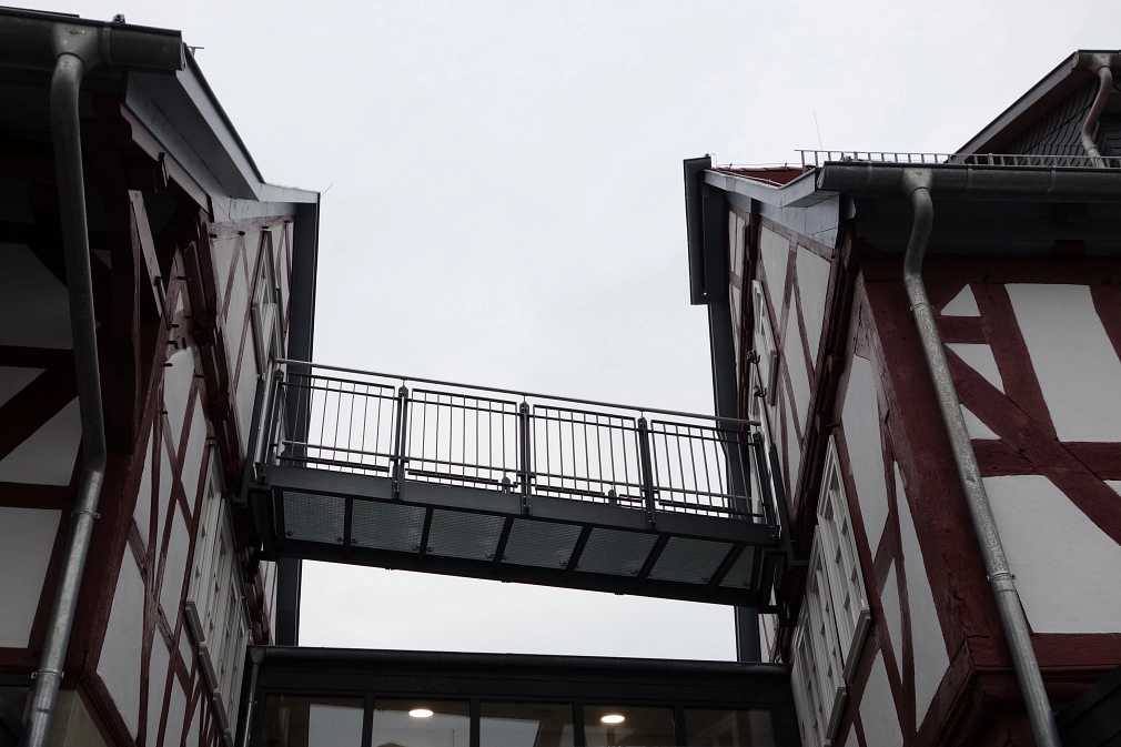 Brücke - Verbindung der Gebäude im Dachgeschoss (Lehrerzimmer zu Gruppenräume)