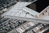 Collage aus einer Druckplatte mit Buchstaben und eines Smartphones mit Tastatur © PIxabay