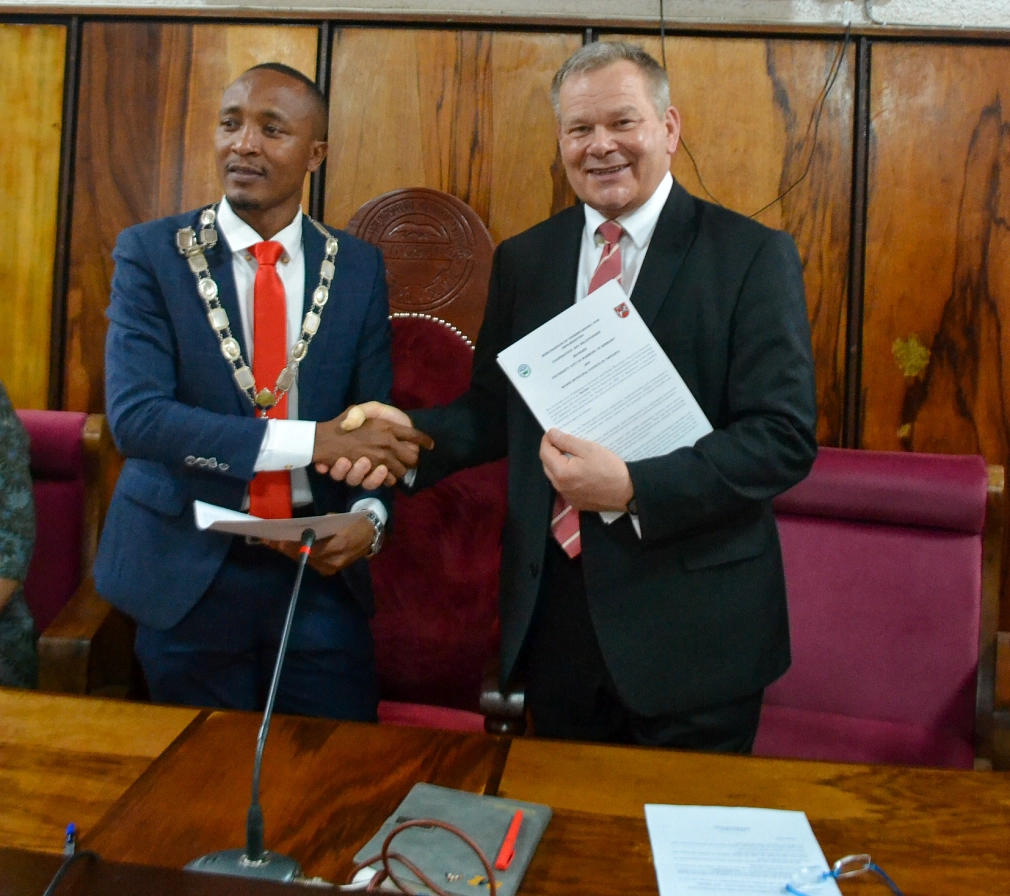 Bürgermeister Zuberi Kidumo und Oberbürgermeister Dr. Thomas Spies mit der Städtepartnerschafts-Urkunde.&nbsp;&copy;&nbsp;Clara Easthill, Stadt Marburg