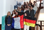 Bürgermeisterin Nadine Bernshausen (links) begrüßte die Studierenden aus Poitiers mit ihrem Dozenten Bastian Kieffert (3. v. r.). Auch Marburger Studierende waren mit ihrer Dozentin Claire Köhling (3. v. l.) beim Empfang im Rathaus dabei.