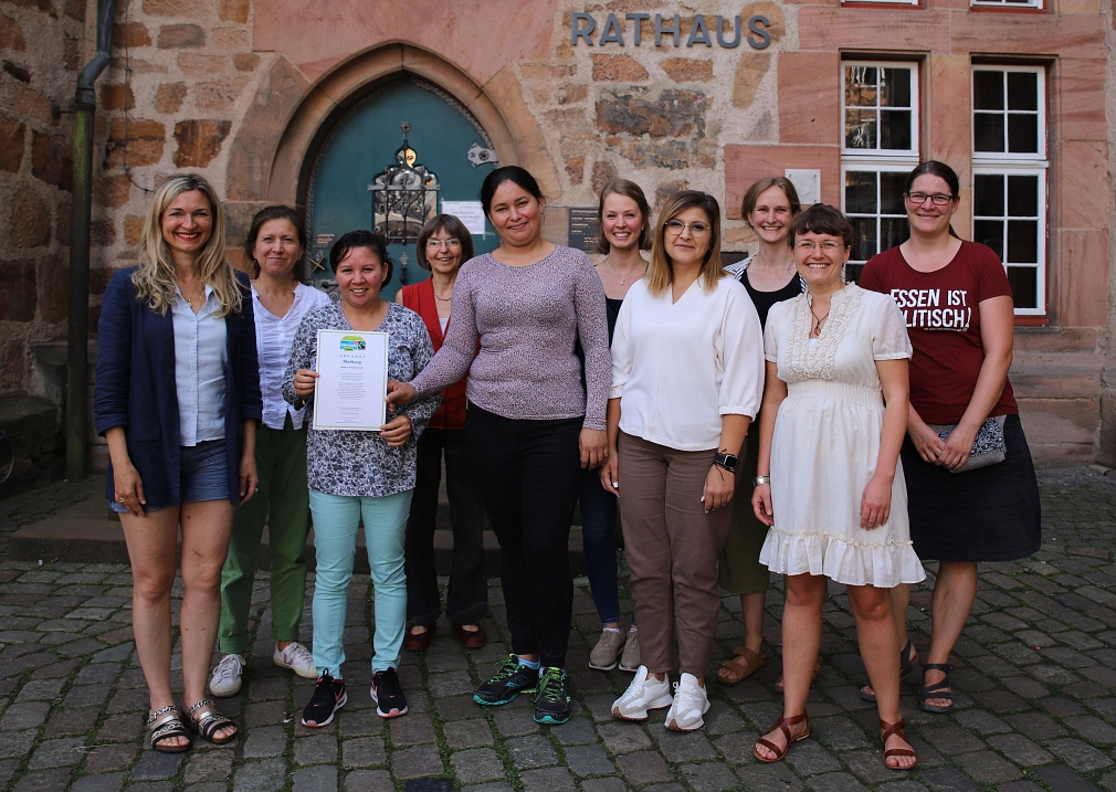 Bürgermeisterin Nadine Bernshausen (links) begrüßte die Kaffeeproduzent*innen.&nbsp;&copy;&nbsp;Lena-Johanna Schmidt, Stadt Marburg