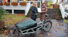 Bürgermeisterin Nadine Bernshausen (links) nahm den Förderbescheid für den Aufbau eines kommunalen Lastenradverleihsystems von der hessischen Umweltministerin Priska Hinz entgegen.