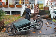 Bürgermeisterin Nadine Bernshausen (links) nahm den Förderbescheid für den Aufbau eines kommunalen Lastenradverleihsystems von der hessischen Umweltministerin Priska Hinz entgegen.