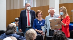 Bürgermeisterin Nadine Bernshausen (r.) und Jury-Sprecher Egon Vaupel (l.) verleihen das Marburger Leuchtfeuer 2022 an Amnon Orbach, der sich mit Ehefrau Hannelore über die Ehrung freut.