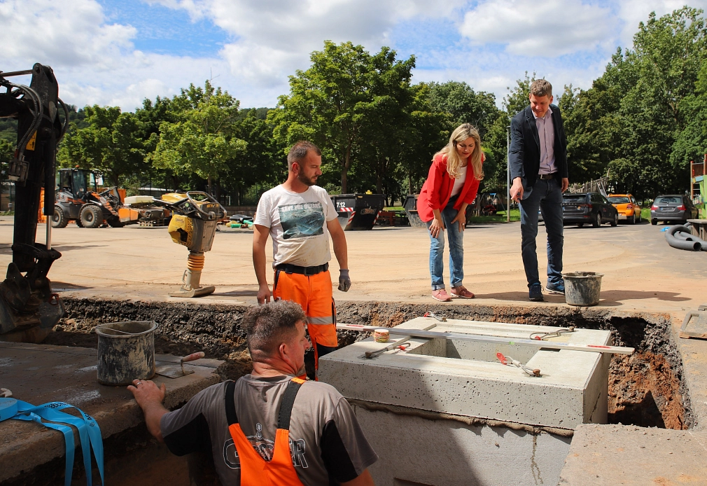 Bürgermeisterin Nadine Bernshausen und Hendrik Schmidt, Fachdienstleiter Hochbau der Stadt Marburg, begutachten einen der neu-installierten Kabelzugschächte an der Sophie-von-Brabant-Schule.&nbsp;&copy;&nbsp;Stefanie Ingwersen, Stadt Marburg