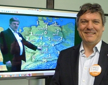 Uni-Vizepräsident Prof. Joachim Schachtner als Wettermoderator: Im Greenscreen
Studio wurde Filmtechnik ausprobiert.