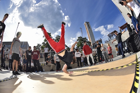 Zu den umlagerten Publikumsmagneten zählten die Veranstaltungen in und vor dem Erwin-Piscator-Haus: Hier der  Breakdance-Wettbewerb. © Georg Kronenberg, Stadt Marburg