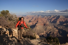 Gerald Klamer mit Trekkingausrüstung vor der imposanten Kulisse zerklüfteter Canyons. © Gerald Klamer