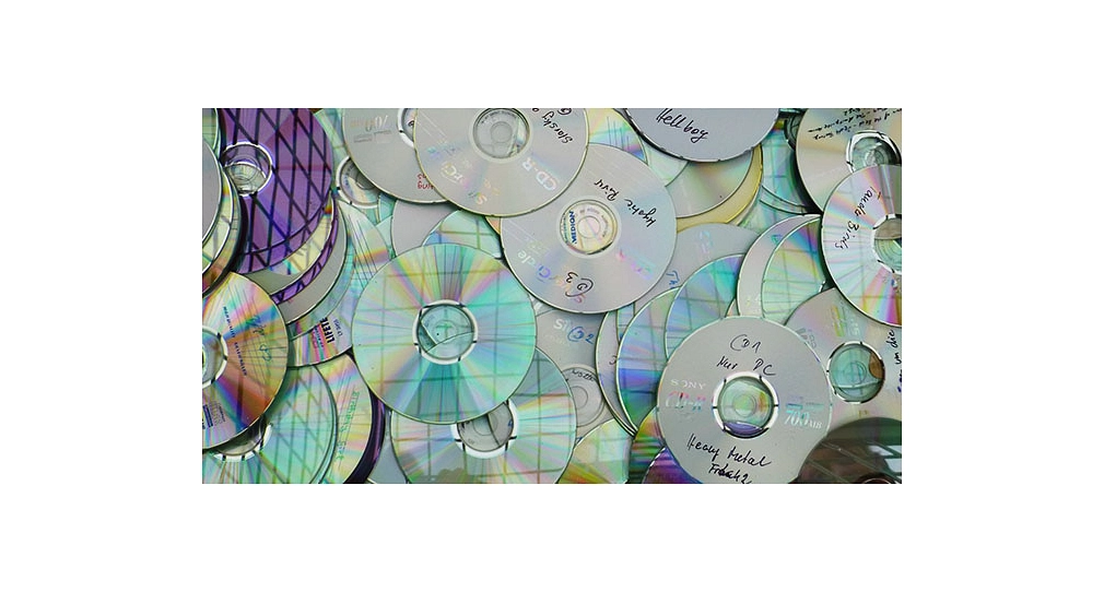 Das Foto zeigt CDs in der Gitterbox auf dem Servicehof.