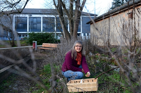 Christa Stuwe im Marbacher „Mitmachgarten“, der als ein „Nachbarschaftsprojekt im Klimaschutz“ von der Universitätsstadt Marburg finanziell gefördert wird. © Nadja Schwarzwäller i.A.d. Stadt Marburg