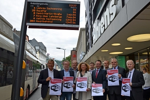 City-WiFi in der Universitätsstraße - Philipp Höhn, Stadt Marburg Die beiden Antennen auf dem digitalen Busfahrplan senden den neuen Internet-Hotspot in die Universitätsstraße. Über die schnelle Realisierung freuen sich (v.l.): Oberbürgermeister Dr. Thomas Spies, Stadtmarketing-Geschäftsführer Jan Bernd Röllmann, Stadtw