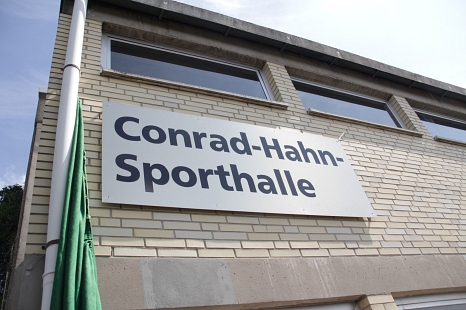Die Sporthalle in der Beethovenstraße trägt jetzt den Namen des ehemaligen Cappeler Bürgermeisters Conrad Hahn. © Stadt Marburg, i. A. Heiko Krause