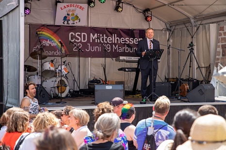 Oberbürgermeister Dr. Thomas Spies spricht beim Straßenfest des CSD Mittelhessen 2019 in Marburg © Patricia Grähling, Stadt Marburg
