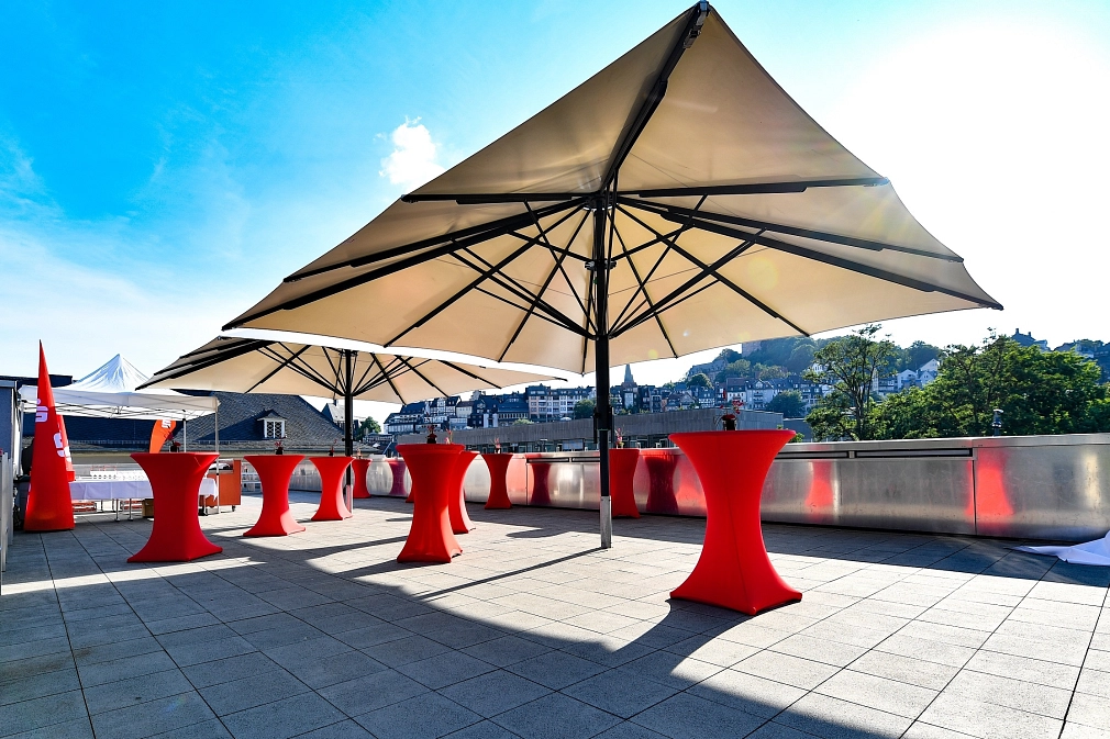 Dachterrasse EPH Bestuhlt mit Schirmen
