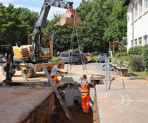Zu sehen ist die Trassenführung. Zwei Bauarbeiter setzen eine Zwischendecke, die mit Hilfe eines Krahns transportiert wird, auf den Kabelzugschacht.&nbsp;&copy;&nbsp;Stefanie Ingwersen, Stadt Marburg