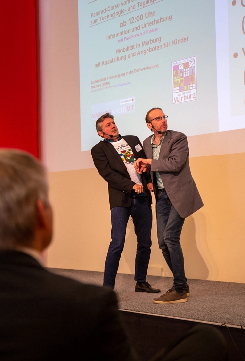 Das Fast Forward Theatre hat mit einer kleinen Improvisations-Einlage einen humorvollen Einstieg zum Thema Mobilität gefunden.&nbsp;&copy;&nbsp;Patricia Grähling, Stadt Marburg