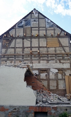 Das Nebengebäude wurde abgerissen und die alte Fassade freigelegt. © Uwe Rauch