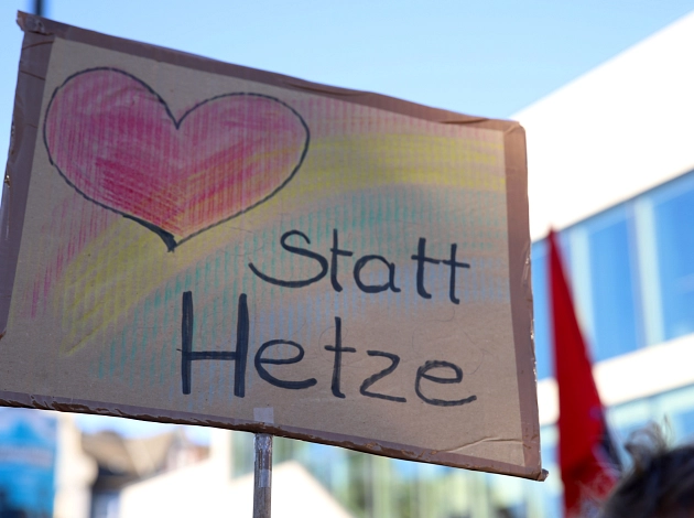 Ein Schild von einer Demonstration für Demokratie.