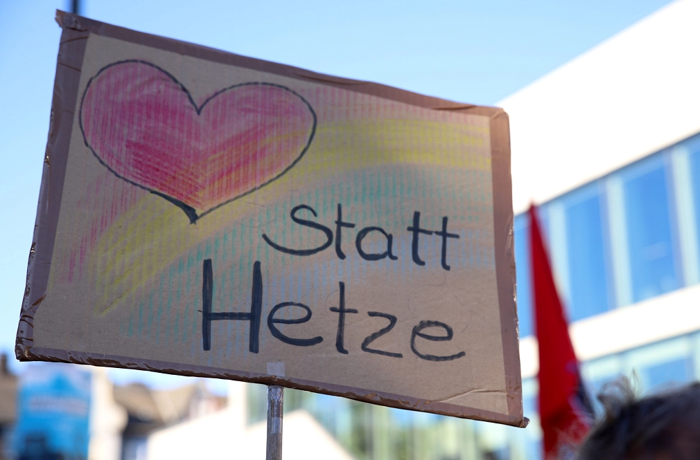 Ein Schild von einer Demonstration für Demokratie. "Herz statt Hetze" steht in bunten Farben geschrieben. Vor dem Erwin-Piscator-Haus.&nbsp;&copy;&nbsp;Dennis Siepmann, Stadt Marburg