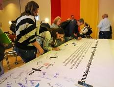Eine weitere Gruppe von Personen unterzeichnet die Erklärung des Netzwerks für Demokratie und gegen Rechtsextremismus. © Patricia Grähling, Stadt Marburg