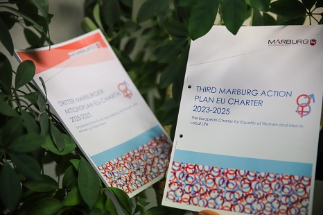 Den Marburger Aktionsplan zur EU-Charta gibt es ab sofort auch in englischer Übersetzung. © Stefanie Ingwersen, Stadt Marburg