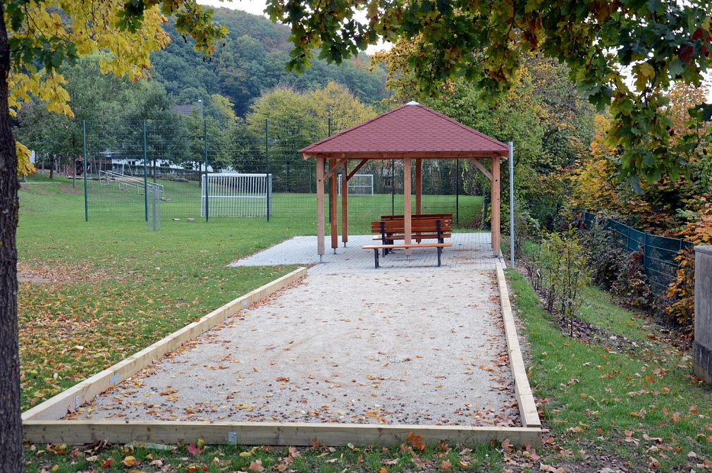 Der Bouleplatz in Wehrshausen gehört mit Pavillon und Sitzbänken zum Gesamtkonzept eines Mehrgenerationentreffs.&nbsp;&copy;&nbsp;Nadja Schwarzwäller i.A.d. Stadt Marburg