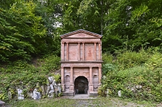 Der Elisabethbrunnen gilt als Wahrzeichen von Schröck – auch wenn er streng genommen in der Gemarkung von Cappel liegt. © Georg Kronenberg