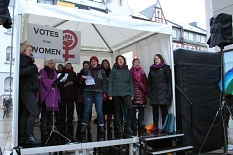 Der Frauenkammerchor umrahmte die Kundgebung musikalisch. © Heike Döhn, i. A. d. Stadt Marburg