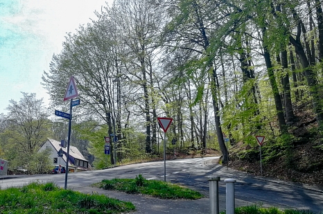 Der Kaffweg soll versuchsweise bergab für den Radverkehr geöffnet werden. Das wünschten sich auch Teilnehmende beim Vor-Ort-Dialog der Hansenhausgemeinde. © Universitätsstadt Marburg