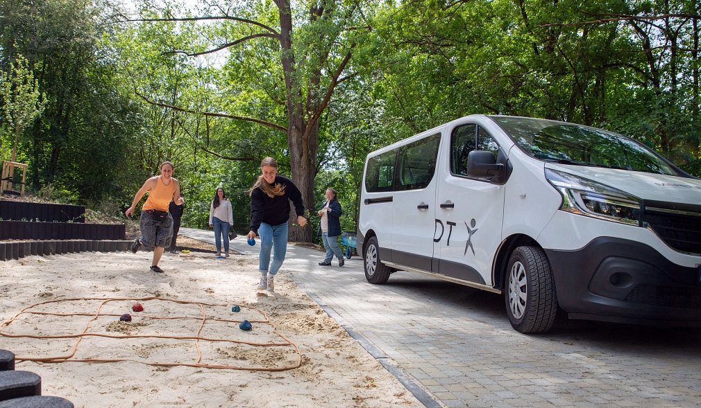 Der KOMBINE-Bus bringt Bewegung in Marburgs Stadtteile mit verschiedenen Sport- und Spielangeboten.&nbsp;&copy;&nbsp;Patricia Grähling, Stadt Marburg