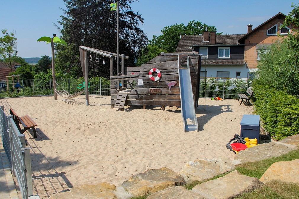 Der Mehrgenerationenplatz Salzköppel in Dagobertshausen bietet auf rund 700 Quadratmetern einen Spielplatz, einen Bouleplatz und Sitzmöglichkeiten – mitgebaut haben Eltern, Einwohner*innen und jugendliche Migrant*innen einer benachbarten Wohngruppe.&nbsp;&copy;&nbsp;Freya Altmüller, i. A. d. Stadt Marburg