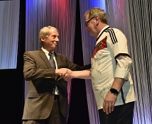 Der Präsident des Hessischen Fußballverbandes Rolf Hocke übergab dem scheidenden Oberbürgermeister Egon Vaupel ein "Vier-Sterne-Trikot" der deutschen Nationalmannschaft.