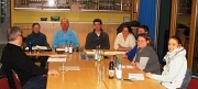 Der Vorstand des Fördervereins Kinder im Allnatal mit einigen Vereinsmitgliedern sitzt am Tisch