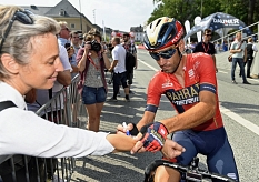 Deutschland Tour zum Anfassen: Radprofis wie Vincenzo Nibali, der unter anderem einen Gesamtsieg bei der Tour de France 2014 erlangte, gaben den Rad-Fans in Marburg Autogramme. © Georg Kronenberg