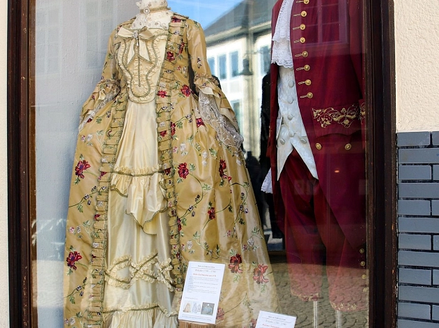 Die Ausstellung in den Schaufenstern zeigt historische Kostüme im Stil des 16. bis 19. Jahrhunderts.