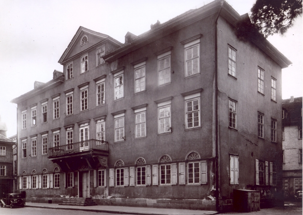 Die Geschichte der Stadtbücherei, ehemals Amerikahaus Historisches Foto des Amerikahauses, der heutigen Stadtbücherei Marburg, nach 1945. © Universitätsstadt Marburg